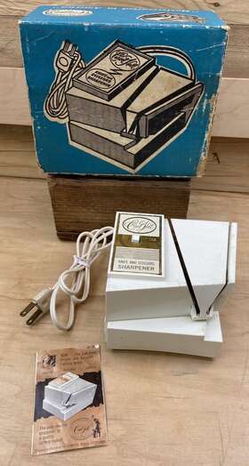 7716 Carvel Hall Vintage Electric Knife And Scissors Sharpener Model