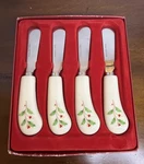Lenox Holiday Cheese Spreaders Set Of 4 Stainless Steel Ceramic Holly Berry Box. Fixed Price $21.00.
