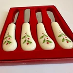 Nos Lenox Holiday Set Of 4 Spreaders Cheese Knives Holly Berry Porcelain Nib. Fixed Price $21.50.