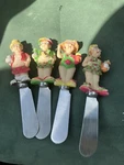 Set Of 4 Kiss The Cook Boston Warehouse Spreaders Butter Knives 5" Beach People. Fixed Price $7.00.