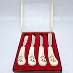 Lenox Holiday Cheese Spreaders Set Of 4 Stainless Steel Ceramic Holly Berry Box. Fixed Price $22.95.
